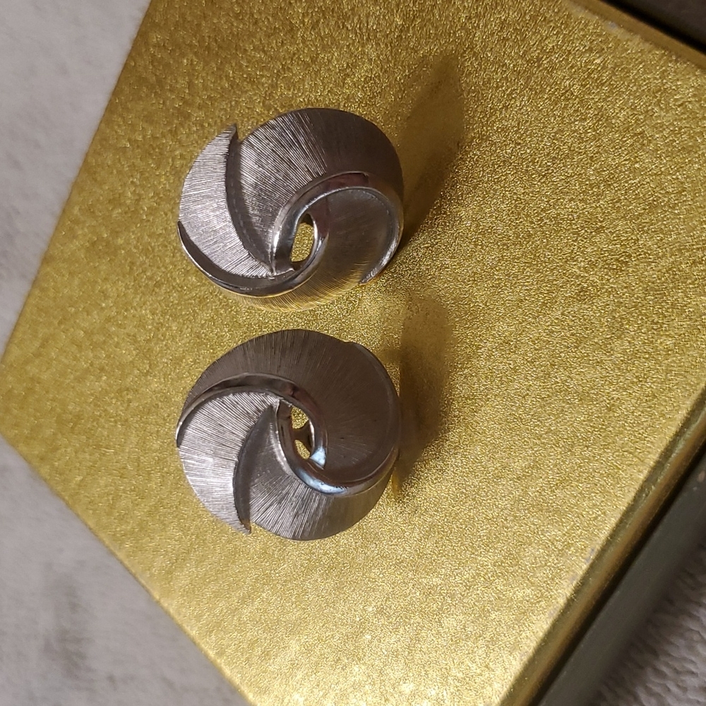 Vintage 👑 Trifari Earrings